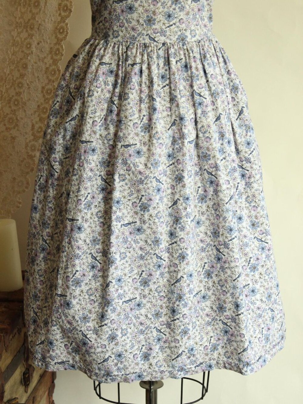 Vintage 1950s Dress with Pockets, Bluebird Print in Purple Blue and White Cotton - Picture 4 of 13